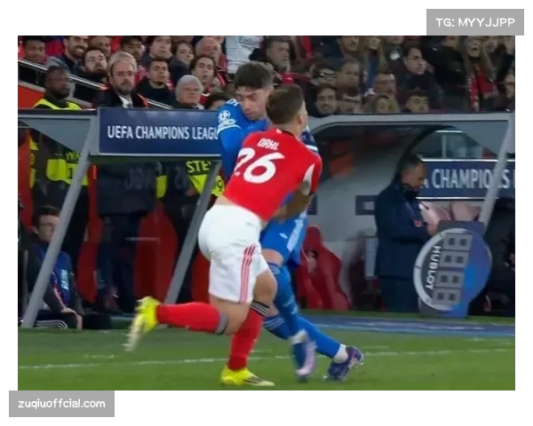 镜头聚焦：第70分钟，巴尔韦德冲刺回追破坏对手反击后抽筋倒地